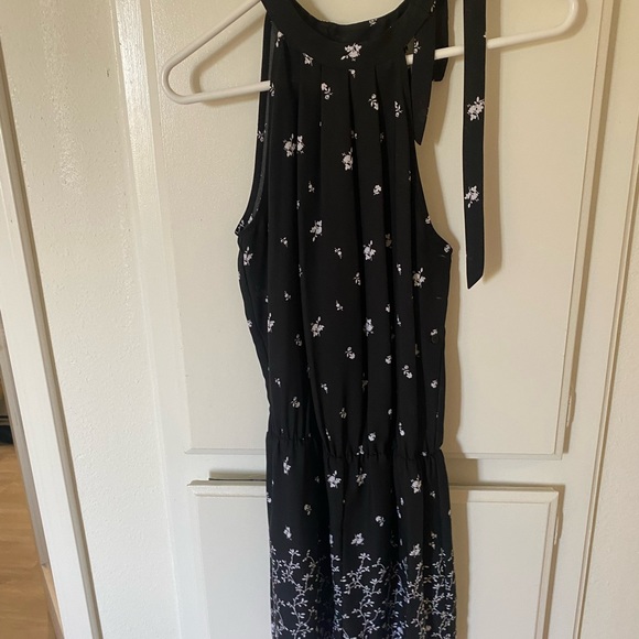 Collective Concepts Black/White Flower and Leaf Print Romper - Picture 1 of 4